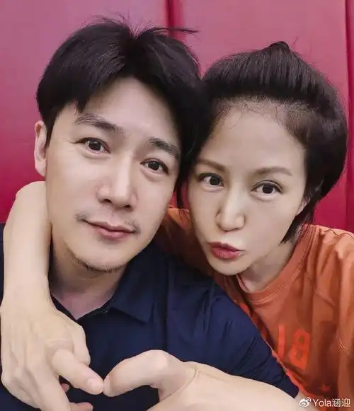 45岁鲍蕾晒与丈夫合照秀恩爱!素颜出镜脸太瘦,陆毅满脸胡茬显老