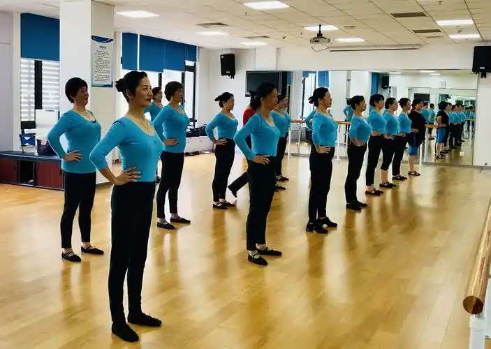 形体课开始了,我们严阵以待.