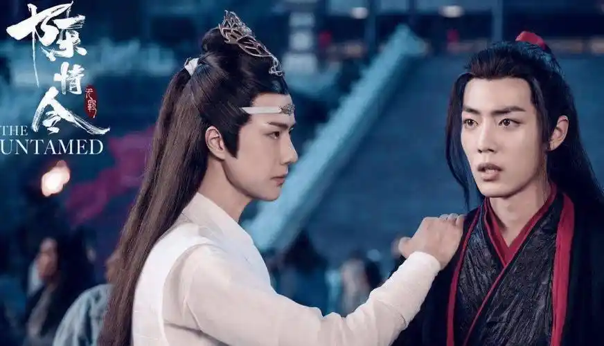 肖战晒出自拍照,却被旁边的蜘蛛侠抢镜,粉丝:想起了王一博!