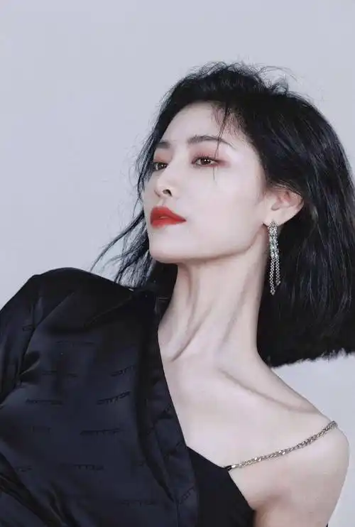 许佳琪黑裙造型酷飒风写真释出 ,短发红唇时尚魅惑