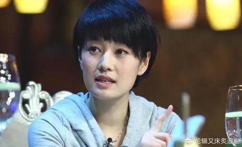 2015年,章"事件"闹得沸沸扬扬,可是当事人马伊琍只是淡淡然发原谅章