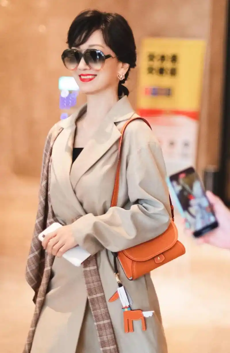 69岁赵雅芝:穿搭时髦又减龄 69岁的赵雅芝穿着一身粗呢连衣裙搭配毛绒