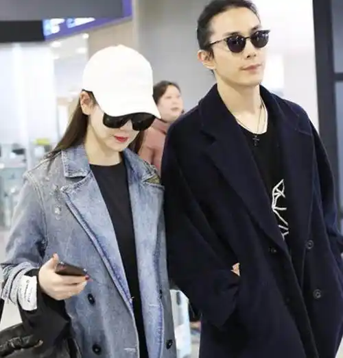 2018年2月26日,上海,戚薇和丈夫李承铉现身机场.