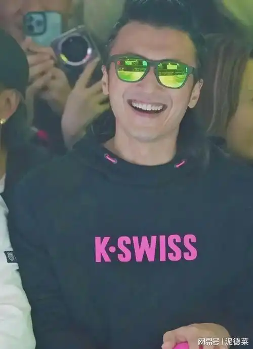 谢霆锋采访罕见秀恩爱, 称王菲不喜滑雪,亲自辟谣父亲谢贤患重|发型