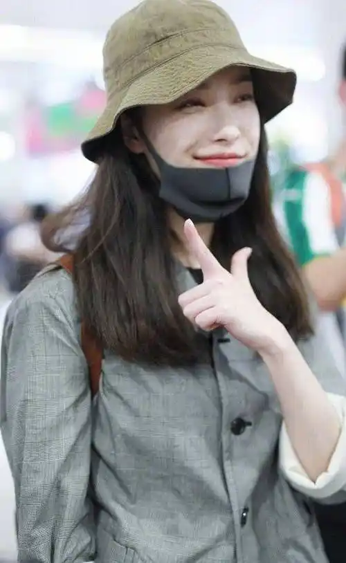 倪妮现身机场,"乞丐服"上演另类时尚,果然颜值高就是任性啊!