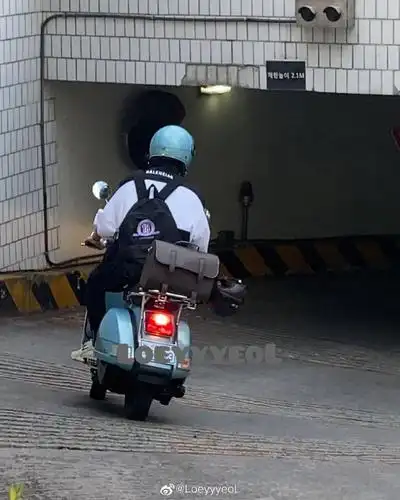 骑着我可爱的小摩托,灿烈霸气现身上班路!