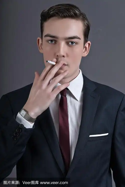 五十年代的复古时尚商人穿着深色西装,抽烟.