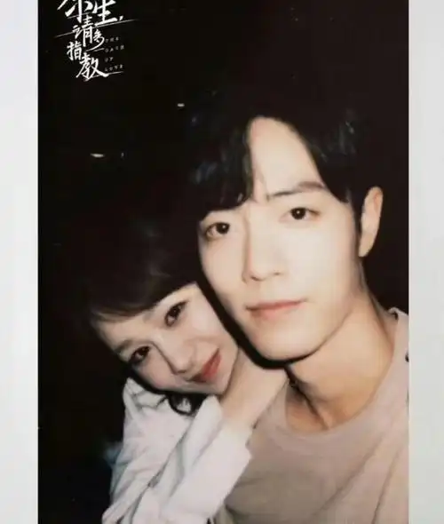 微博之夜肖战身边唯一等的人一直是杨紫,唯一提裙子的人只有杨紫!