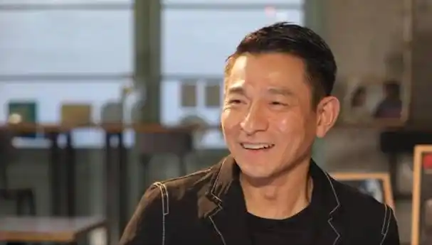 刘德华接受了一家香港媒体的采访,当被问到如何看待自己变老时,刘德华