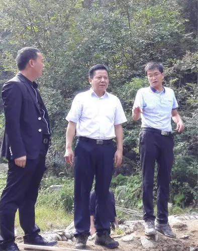 (图为县长曹俊强实地察看灯光秀建设情况)