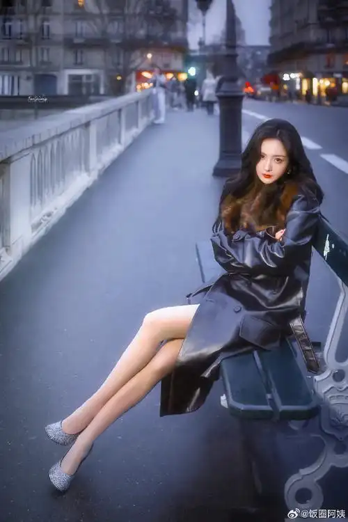 神图#杨幂轻轻松松气场全开,这眼神有种:"全世界都为我让步的霸气感"