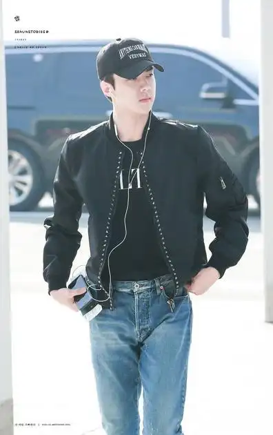 吴世勋机场街拍