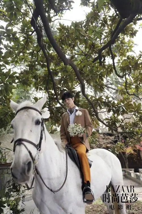 肖战风度翩翩《时尚芭莎》摄影写真