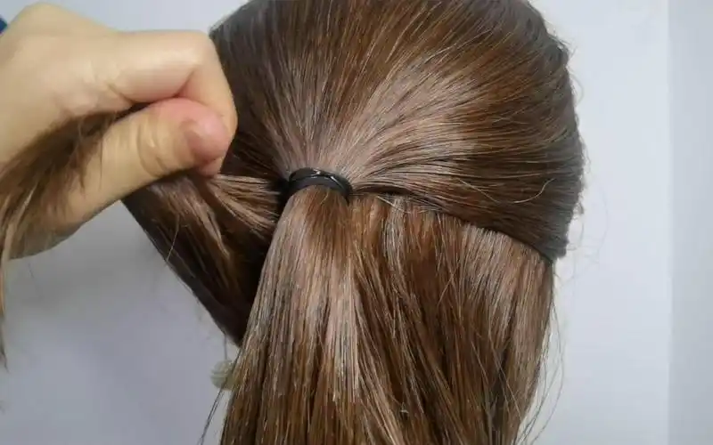 头发短这款甜美扎学起来,俏皮又好扎,发型大人小孩都适合