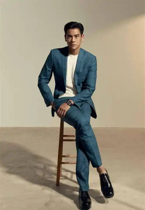 浪琴表代言人彭于晏彭于晏为代言品牌拍摄全新形象照,他身穿蓝色西装