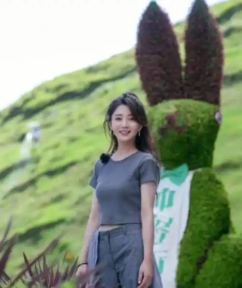 穿搭tips:露脐 牛仔裤推荐理由:凸显高腰,显身高又活力殷桃露脐t恤