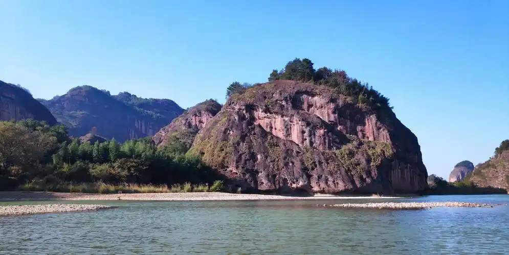 走进鹰潭龙虎山,泛舟泸溪河观赏丹霞地貌风景_景区_两岸_旅游