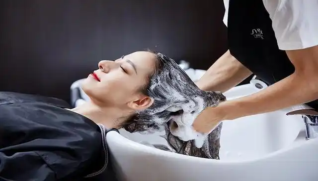 早上洗头与晚上洗头哪个更健康(早上洗头和晚上洗头)(4)