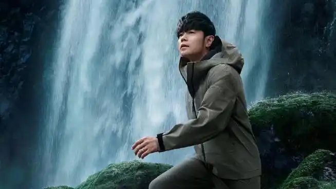 周杰伦户外帅图#蕉下气绒冲锋衣#上新!