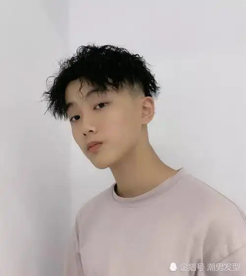 锡纸烫造型可能我们平时很常见,但是锡纸烫中分刘海发型不多见,把两边