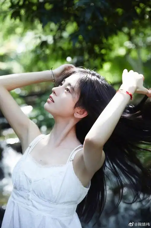 鞠婧祎晒夏日写真 一袭白色连衣裙清新甜美