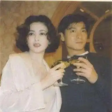 刘德华和关之琳合影老照片,曾经的金童玉女