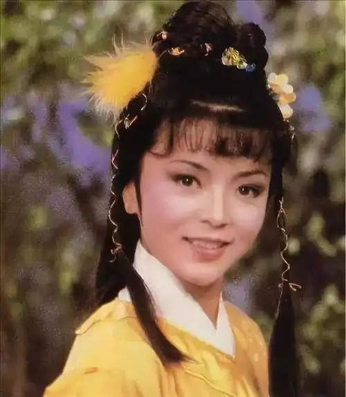 她是金庸心中的小龙女,周润发为她自杀,刘德华为她下跪,可她爱上女人!