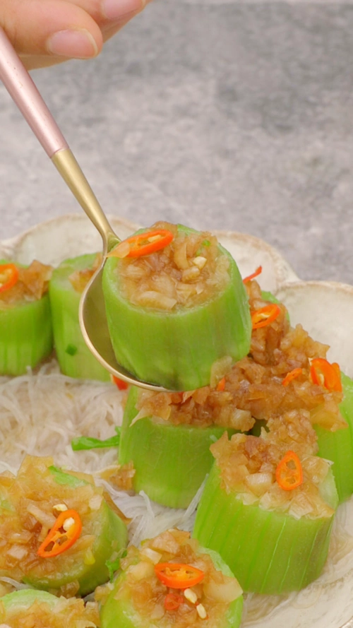 简单又好吃的家常菜——蒜蓉粉丝蒸丝瓜,赶快学起来!