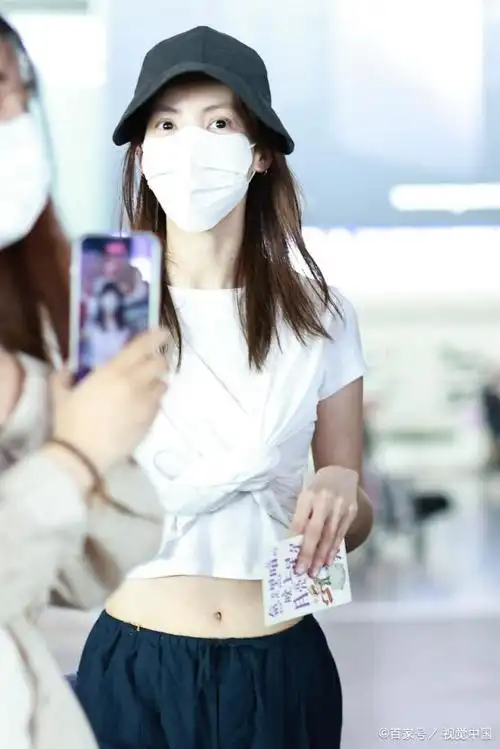 酷劲十足!金晨露脐装工装裤,帅气登场!