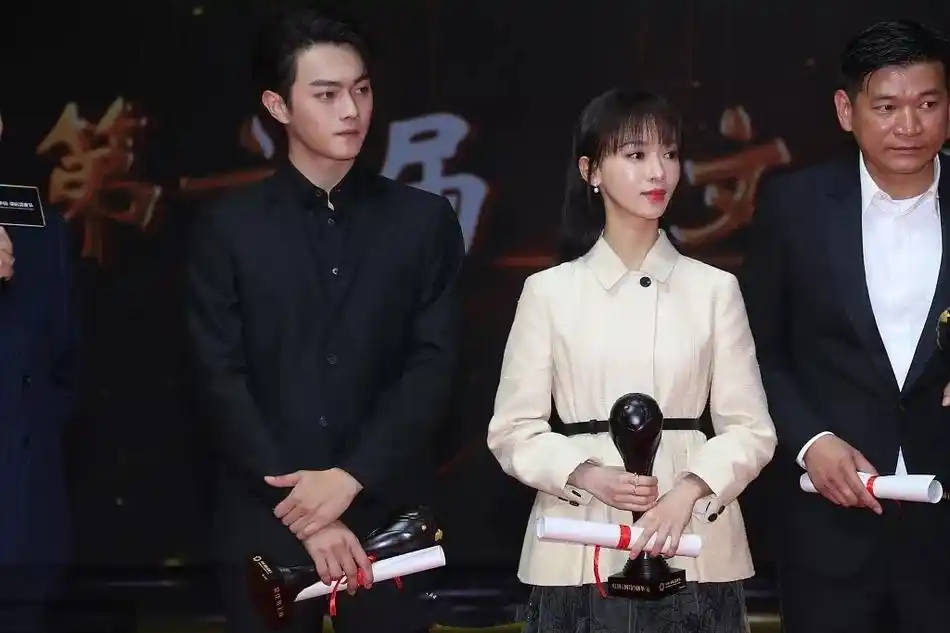 吴谨言许凯获最佳男女主角,黑白配造型配一脸