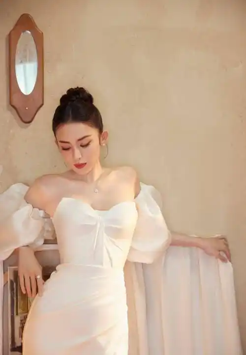 古力娜扎美照曝光,卷发搭配白色抹身材裙,散发着迷人魅力