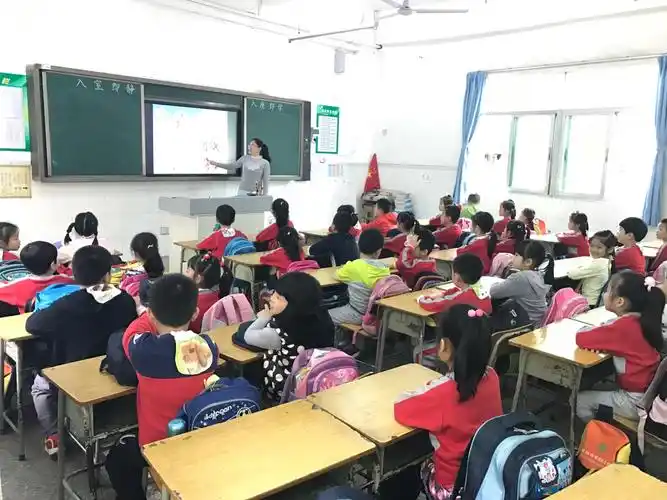 让我感受到原来小学生上课是这样的,看来我们要加油啦,认真