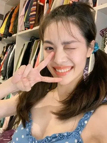 图二可以看出早期的钟楚曦,颧骨较高,下颌角线条方钝,两者搭配呈现出