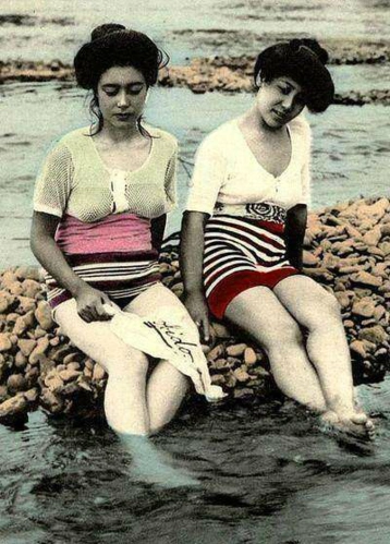 性感泳装照的女子叫山口百惠,山口百惠也是80年代日本的一位影视明星