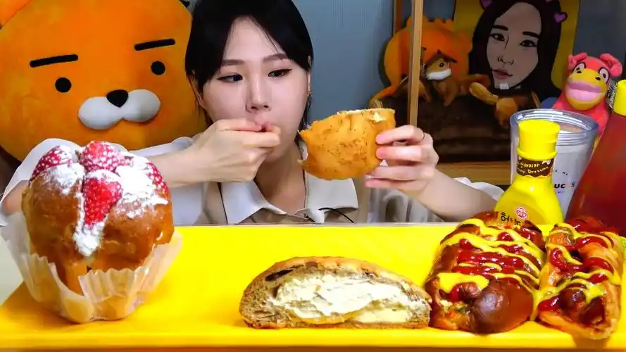 韩国大胃王美女草莓面包吃播满满的奶油