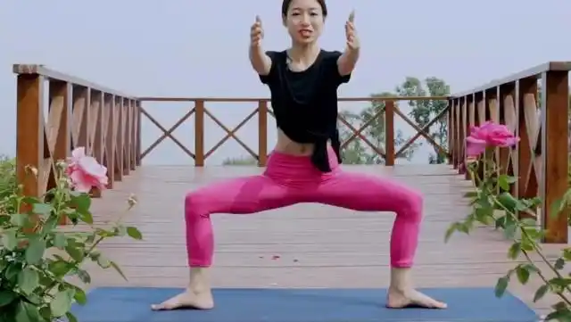 教你几招瑜伽动作,让大腿中间出现那条美美的大腿缝儿!