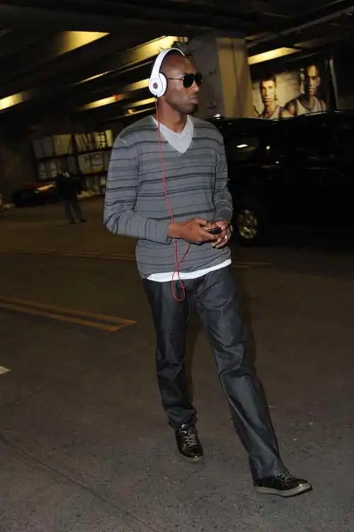 图文:[nba]湖人vs太阳 科比潮人装扮亮相