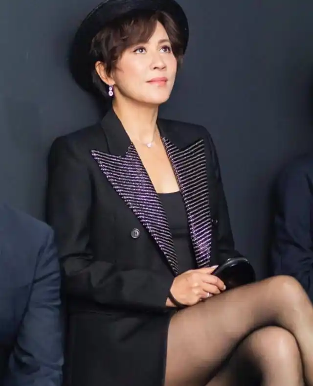 53岁刘嘉玲金色短裤配黑丝袜出席活动大长腿没有赘肉极具线条美