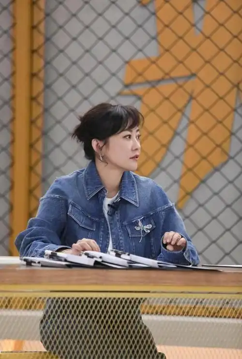 郝蕾108斤体重示范极简穿搭:牛仔外套阔腿裤高级又时髦!