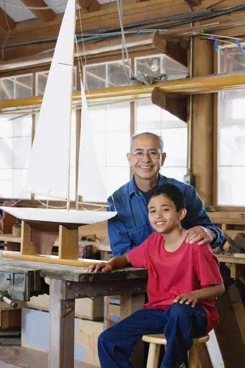 帆船,儿童,老年人,两个人,家庭,祖父,家,坐,竖图,室内,白天,正面,纯洁