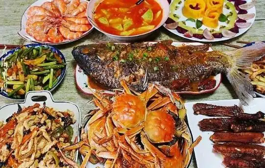 大家在酒桌上小酌畅聊,过了半个下午,桌上荤素搭配的十道菜全部见底了