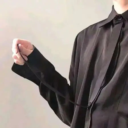 半身男生衬衫头像孤单时需要陪伴