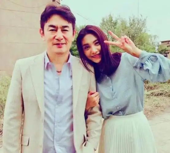 他是何冰同班同学与妻结婚30年零绯闻赚钱上交让妻过富太生活