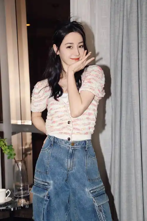 迪丽热巴五一假日穿搭造型,条纹针织工装牛仔,清新时尚甜美可人_个性