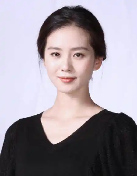 而看到图中刘诗诗的证件照后,让人不由得感叹一声岁月静好啊,因为她的