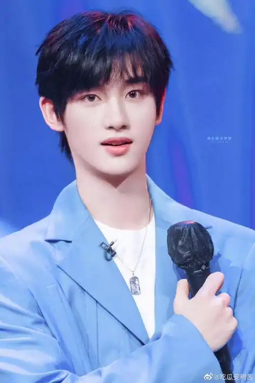 丁程鑫雾霾蓝西装造型