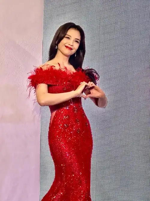 刘涛古希腊掌管红色氛围的神#  刘涛昆明活动路透,一袭红色闪钻用毛