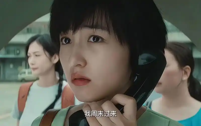 还成了小夫妻 电影穿过月亮的旅行 张子枫胡先煦复刻童年合影