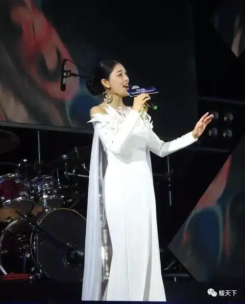 魏伽妮,出生于辽宁,毕业于中国音乐学院.