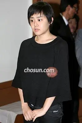 文根英出席好友童星李爱静葬礼图